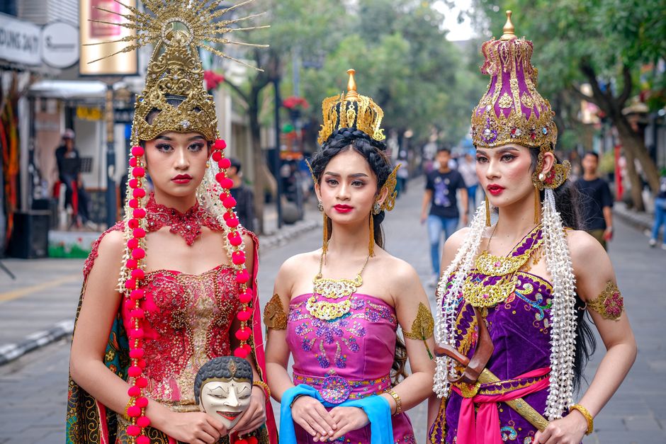 Bright Festival Outfits: Why Neon Fails and Contrast Wins
